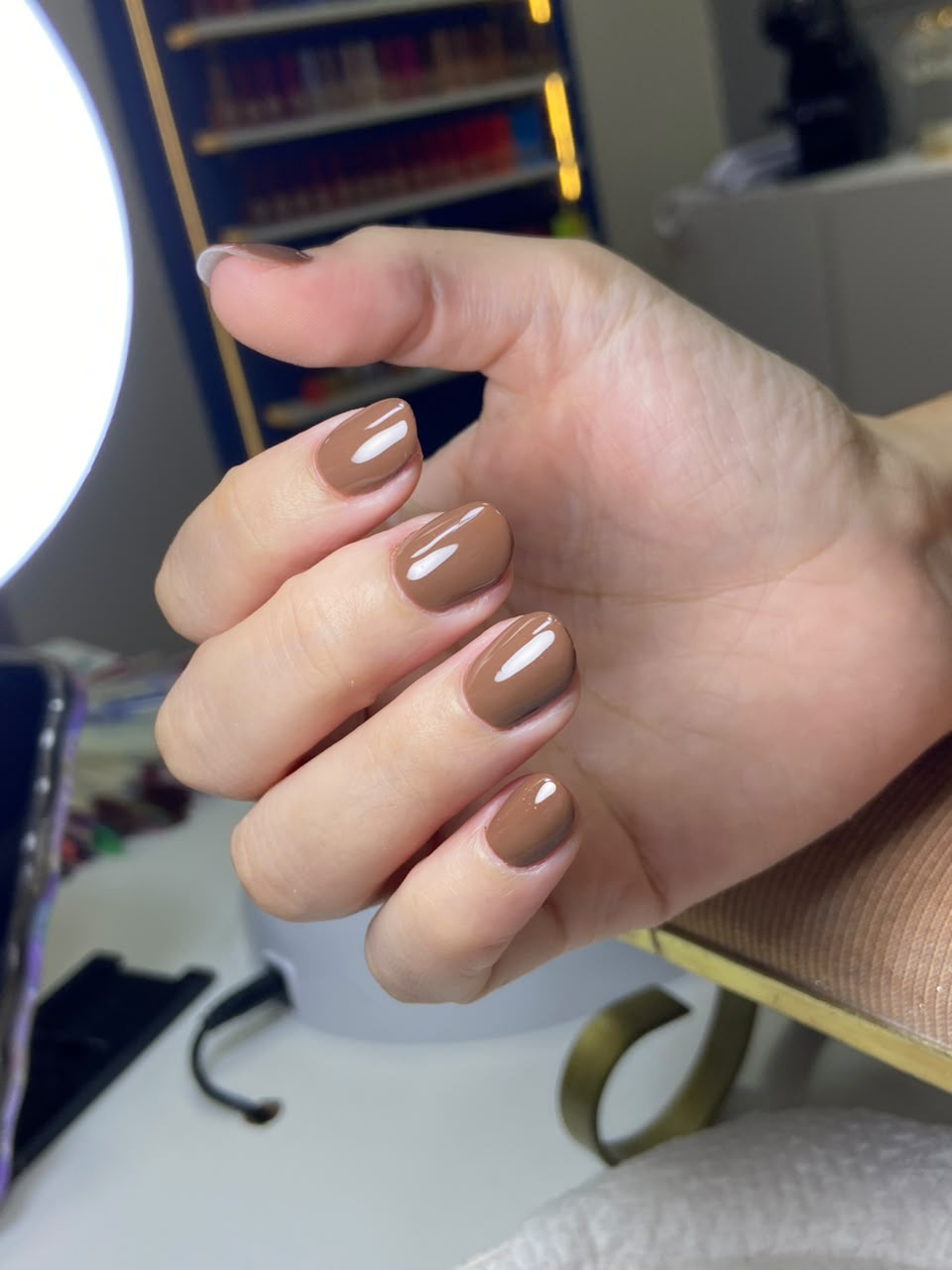 Esmaltação nude marrom em unhas alongadas com fibra