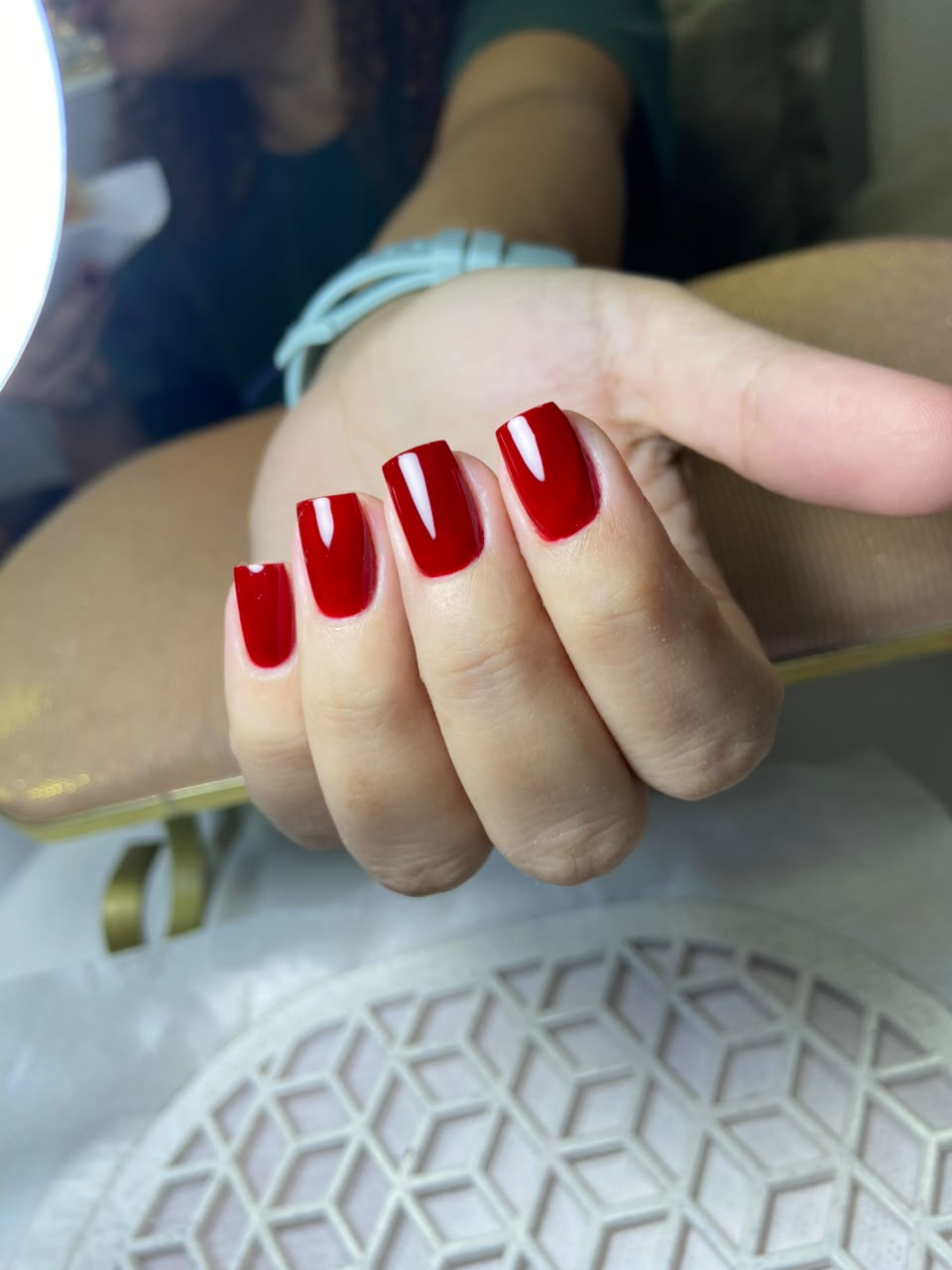Alongamento em fibra de vidro com esmaltação vermelha