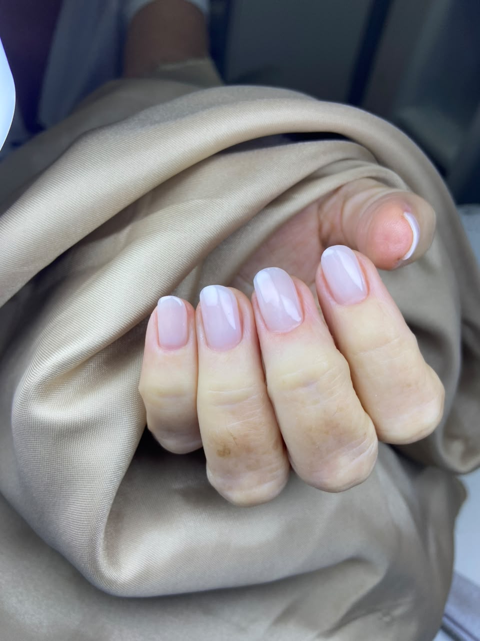 Nude leitoso natural em alongamento de fibra